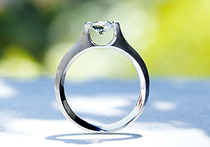 ダイヤモンドが宙に浮いている？今話題の婚約指輪『SORA　デネブ』