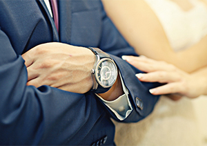 婚約指輪のお返しや独身最後の自分買いに！高級腕時計を用意しませんか