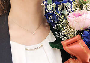 婚約指輪は着けない彼女へおすすめの婚約ネックレス